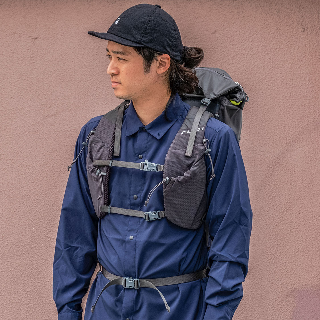 パーゴワークス ラッシュ30 ヘルメットホルダー付き - 登山用品